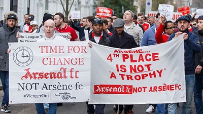 Căng thẳng leo thang, CĐV Arsenal phản đối Wenger bằng máy bay