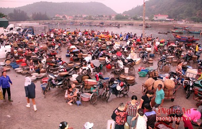 Bến cá Nghi Thủy (Cửa Lò) hút khách