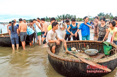 Phố biển Cửa Lò hối hả lúc bình minh